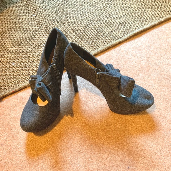 Gianni Bini Shoes - Gianni Bini, Super Chic,Gray Felt Heels, Big Bow is Just Awesome! Size 7.5